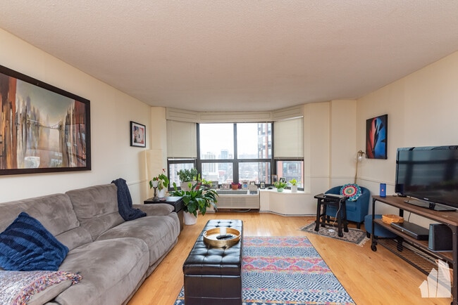 property at 899 S Plymouth Ct