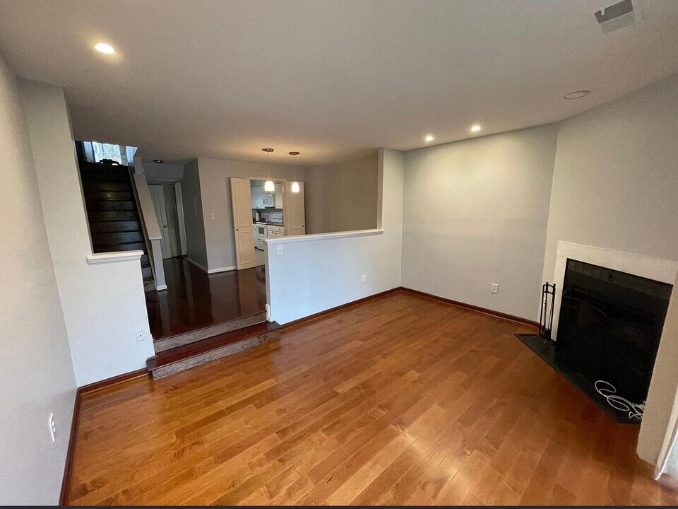 11224 Beaver Trail Ct in Reston, VA - Building Photo