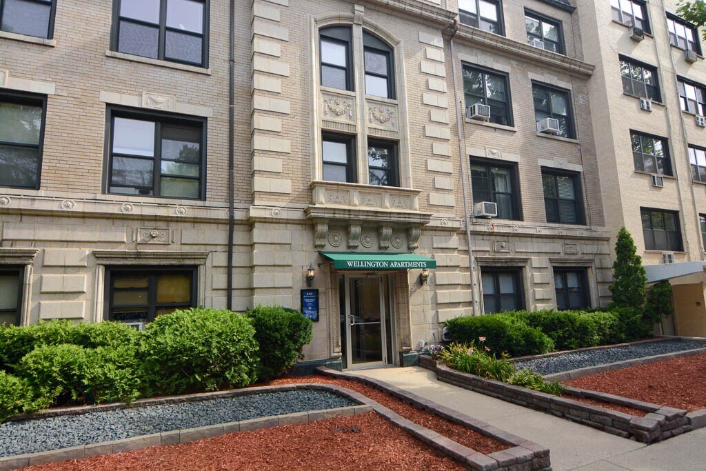 545 W Wellington in Chicago, IL - Building Photo