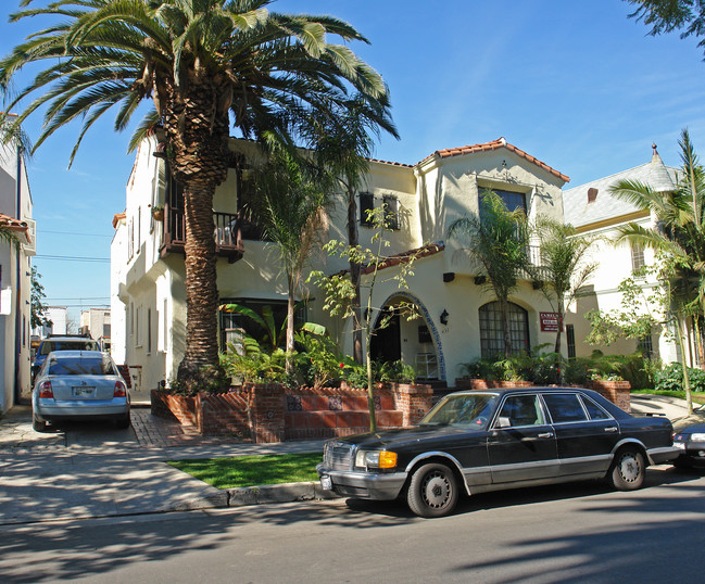 435 N Curson Ave in Los Angeles, CA - Foto de edificio - Building Photo