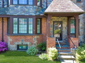 8 Manning Cir in Pelham, NY - Building Photo - Building Photo