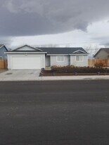 290 Emigrant Way in Fernley, NV - Building Photo