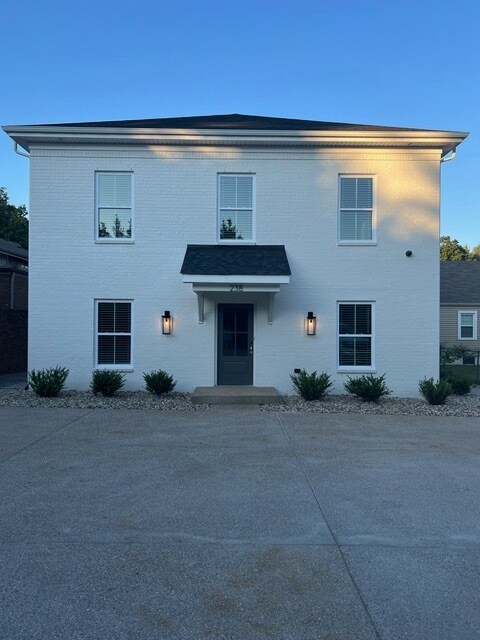 238 Chenoweth Ln in Louisville, KY - Building Photo