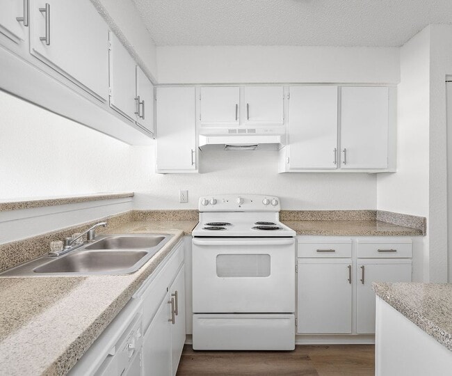 2111 Holly Hall St in Houston, TX - Building Photo - Building Photo