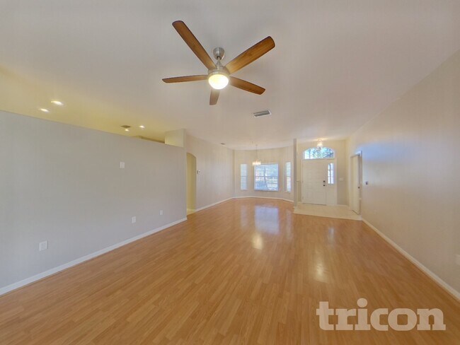 5811 28th St E in Bradenton, FL - Foto de edificio - Building Photo