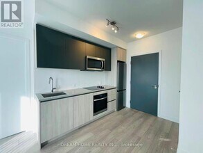 5858 Yonge St in Toronto, ON - Building Photo - Building Photo