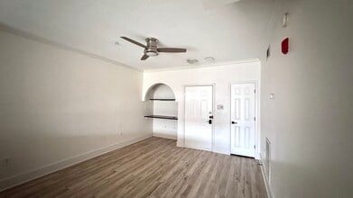 911 N Orange Ave, Unit Uptown Place in Orlando, FL - Foto de edificio - Building Photo