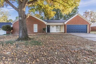 8439 River Glen Dr in Germantown, TN - Building Photo