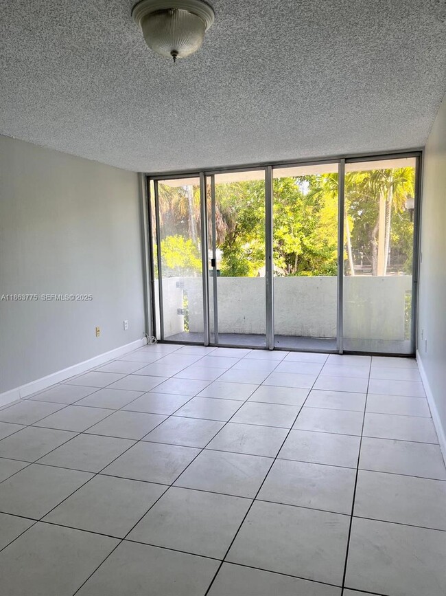2150 SW 16th Ave, Unit 206 in Miami, FL - Foto de edificio - Building Photo