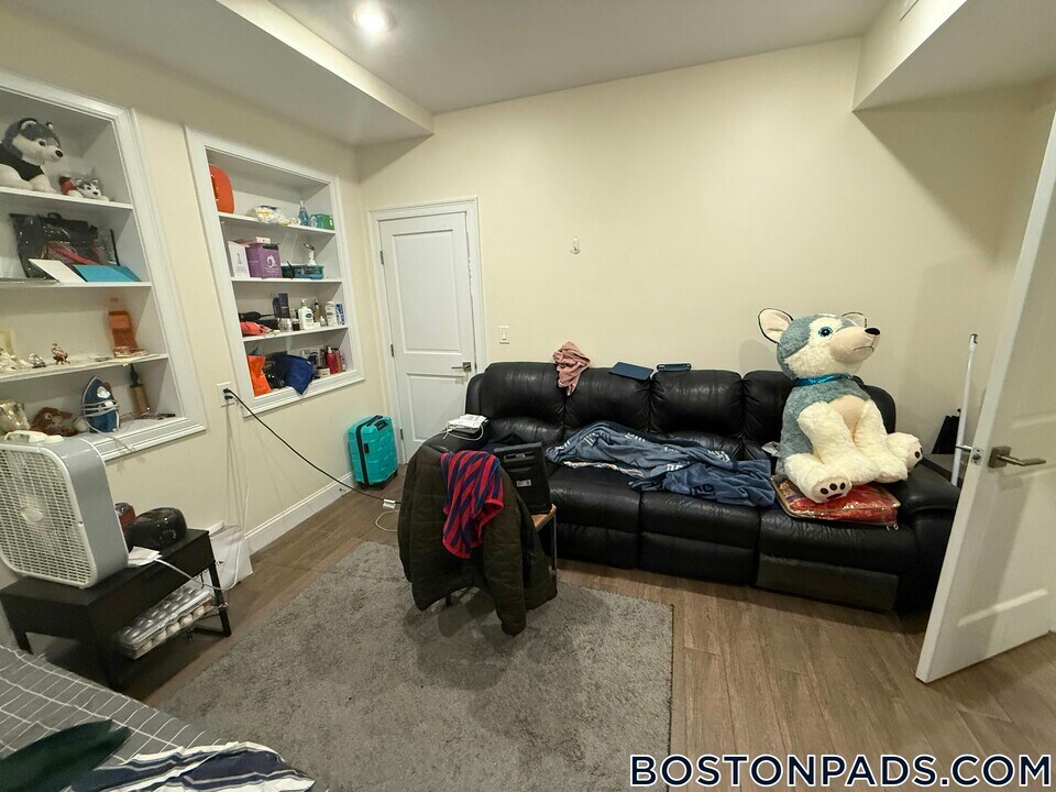 1616 Beacon St in Brookline, MA - Building Photo