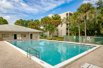 Sherwood Square Apartments in Coral Springs, FL - Foto de edificio - Building Photo