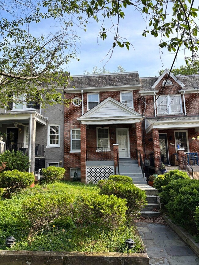 3756 W St NW in Washington, DC - Building Photo - Building Photo