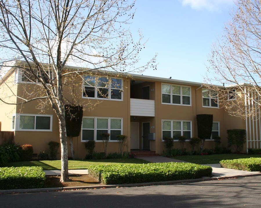 551-563 Miramonte Ave in Palo Alto, CA - Building Photo