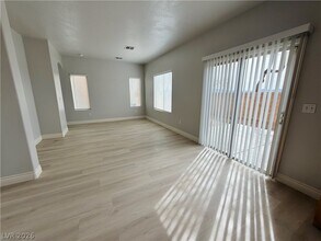5615 W Sun Temple Ave in Las Vegas, NV - Building Photo - Building Photo