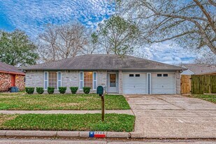 2122 Heritage Colony Dr in Friendswood, TX - Building Photo