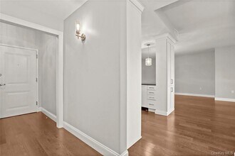 10 Byron Pl in Larchmont, NY - Foto de edificio - Building Photo