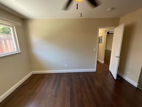 80 Murlagan Ave in Mountain View, CA - Foto de edificio - Building Photo