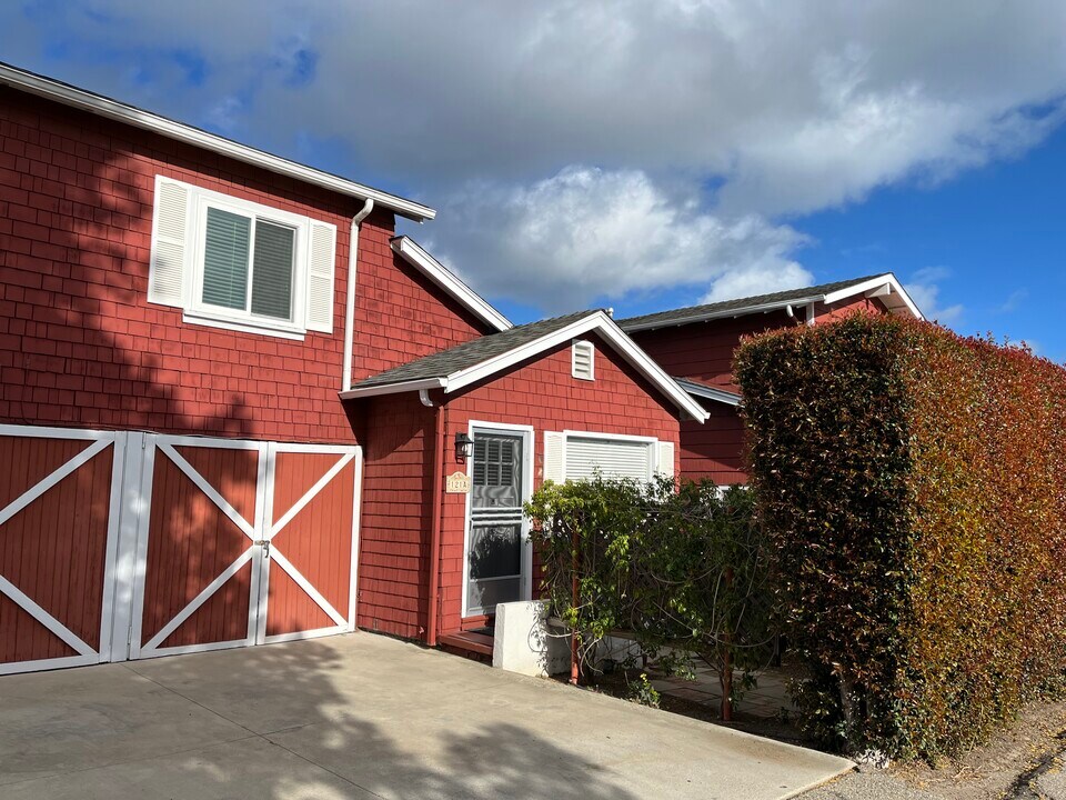 121 W Islay St in Santa Barbara, CA - Building Photo