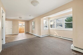 8 Garfield Ave in Farmingdale, NY - Foto de edificio - Building Photo