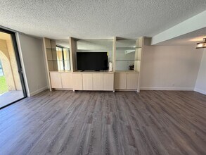 2786 Tennis Club Dr, Unit 102 in West Palm Beach, FL - Foto de edificio - Building Photo