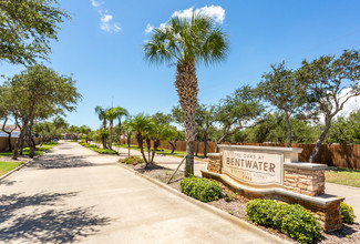 Oaks at Bentwater in Rockport, TX - Foto de edificio - Building Photo