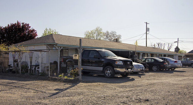 308 S Fir St in Toppenish, WA - Foto de edificio - Building Photo