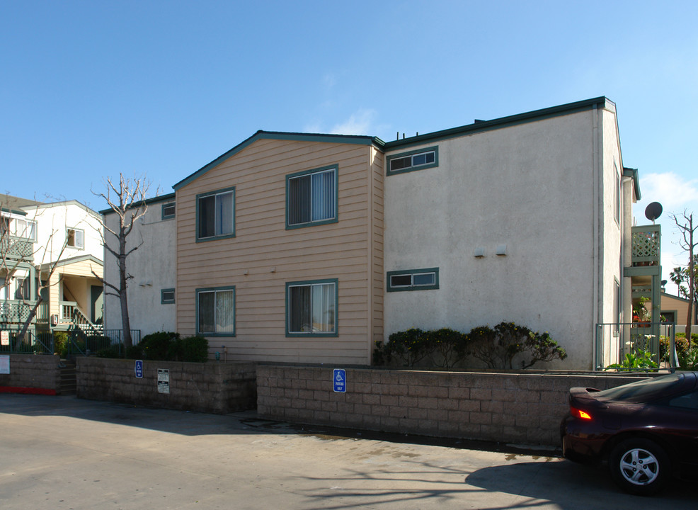 Mesa Breeze Apartments in Costa Mesa, CA - Foto de edificio