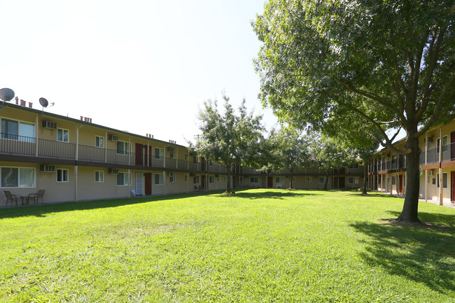 McClellan Apartments in North Highlands, CA - Foto de edificio - Other