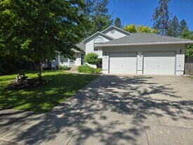 704 S Shoreline Ct in Post Falls, ID - Building Photo