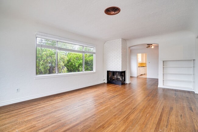 property at 1042-1042 W Redwood St