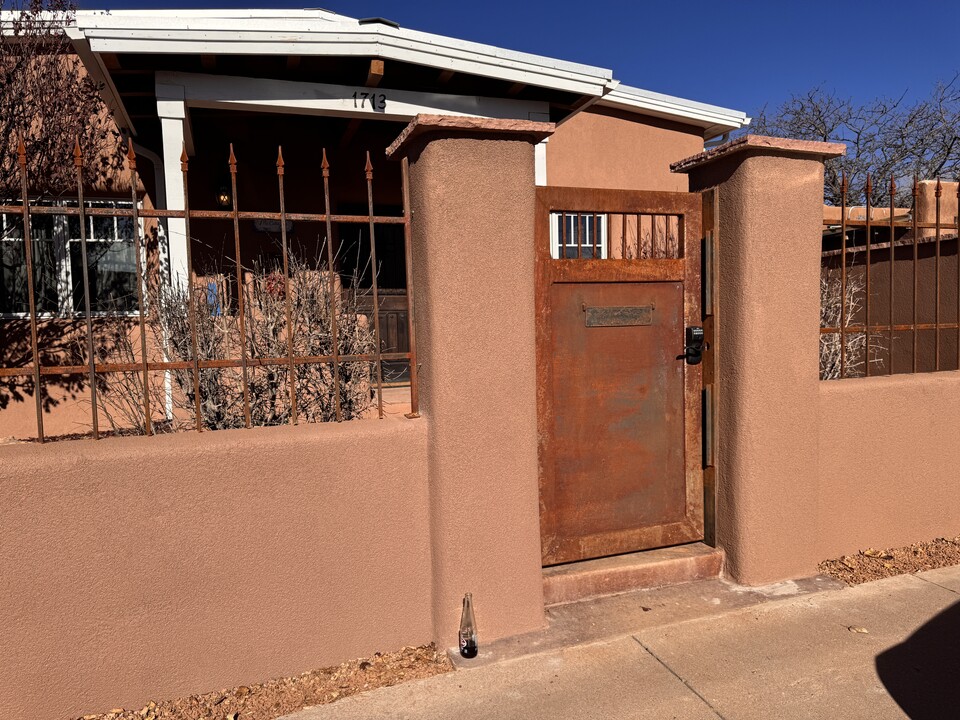 1713 Paseo De Peralta in Santa Fe, NM - Building Photo