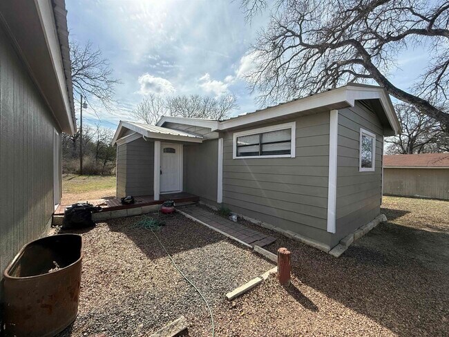 1534 Navajo Trail in Kingsland, TX - Building Photo - Building Photo