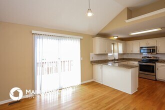 1221 Rosehill Dr in Lee's Summit, MO - Foto de edificio - Building Photo