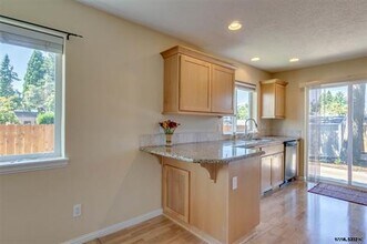 537 SE Oak Grove Ave in Sublimity, OR - Building Photo - Building Photo