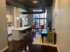 214 E Travis St in San Antonio, TX - Building Photo