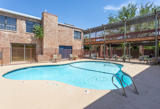 St Francis Village Apartments in Lubbock, TX - Foto de edificio - Building Photo