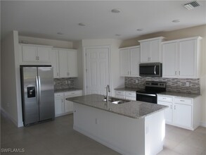 4114 Dutchess Park Rd in Ft. Myers, FL - Foto de edificio - Building Photo