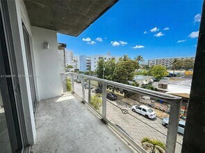 765 NW 1st St, Unit 301 in Miami, FL - Building Photo - Building Photo