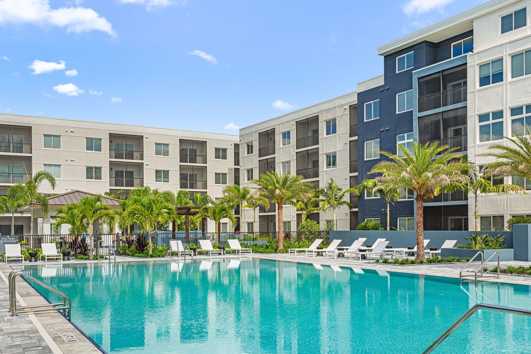 Hammock Park in Naples, FL - Building Photo