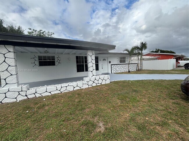 6881 SW 6th St in Pembroke Pines, FL - Building Photo - Building Photo