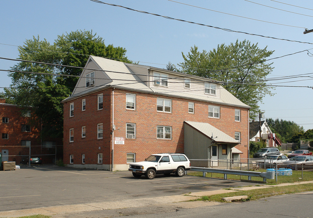 29 Benham St in Bristol, CT - Foto de edificio