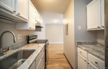 28 Woodland Dr in Cromwell, CT - Building Photo - Building Photo
