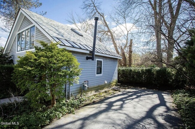 586 N Broadway in Saratoga Springs, NY - Building Photo - Building Photo