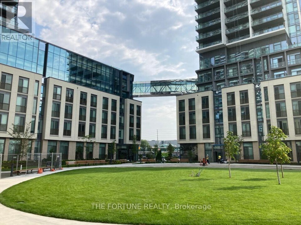 7890 Jane St in Vaughan, ON - Building Photo