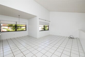 575 W Park Dr in Miami, FL - Building Photo - Building Photo