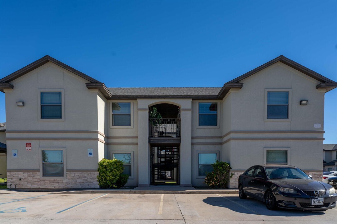 401 International Blvd in Laredo, TX - Building Photo