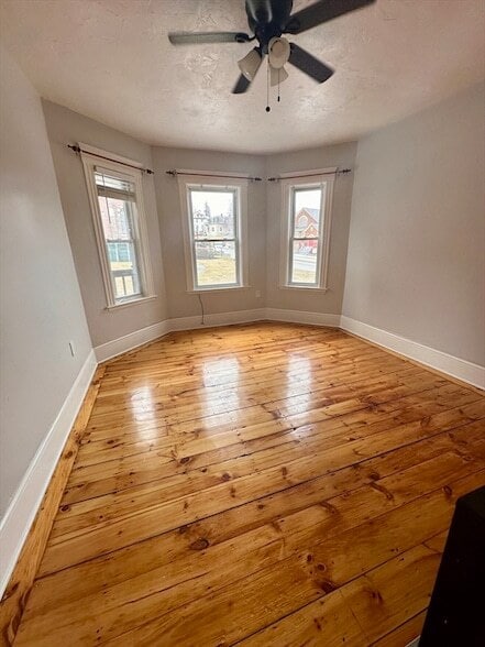 11 Dupont St, Unit 2 in Worcester, MA - Foto de edificio - Building Photo