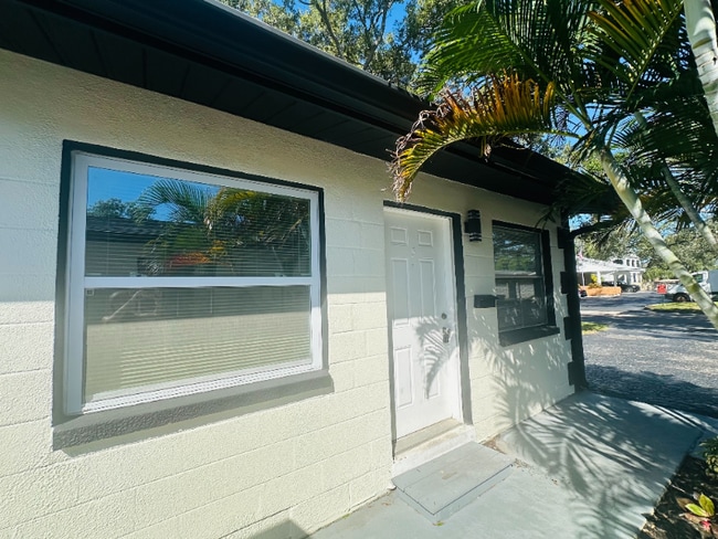 618 93rd Ave N in St. Petersburg, FL - Foto de edificio - Building Photo