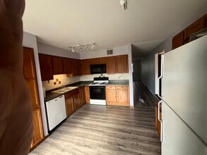 1452 Carol Ct, Unit Carol Ct 2B in Palatine, IL - Building Photo - Building Photo