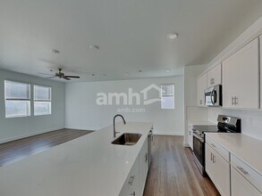 13842 E 100th Dr in Commerce City, CO - Foto de edificio - Building Photo